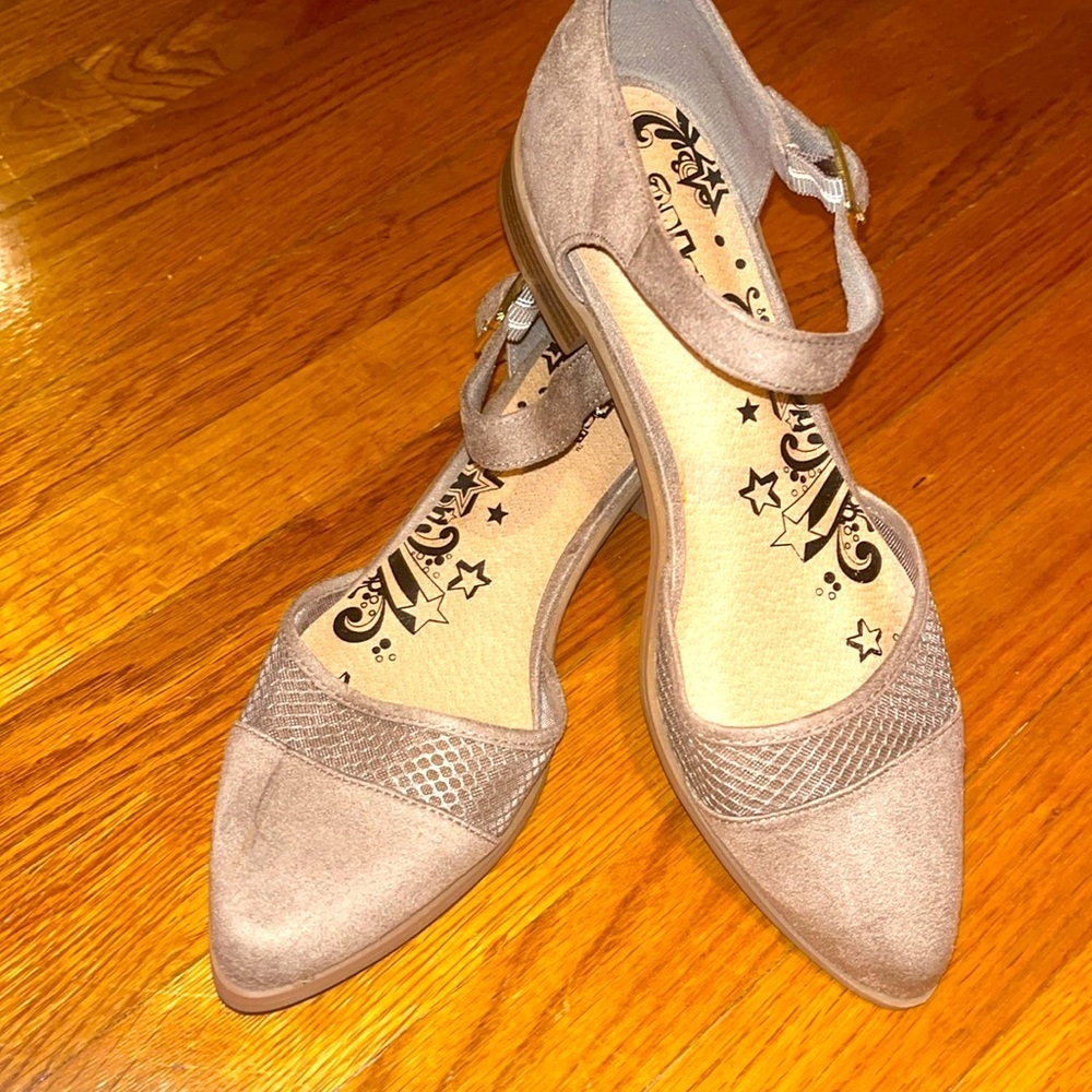 Brash low heeled sandals size 8 tan faux suede